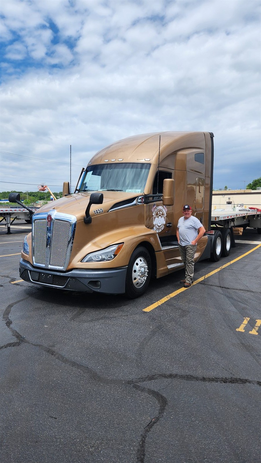Delta driver Ronald Sammons with his flatbed unit 1455